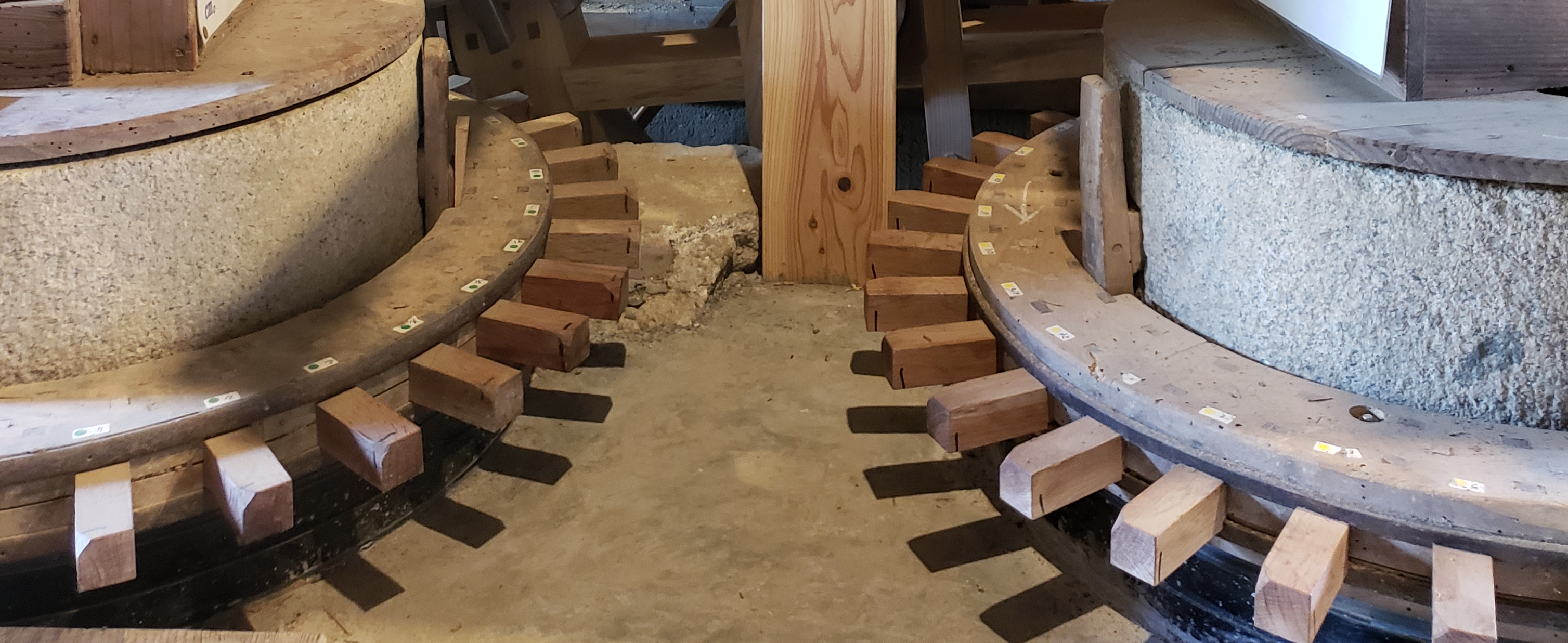 讃岐六条高原水車の石臼の写真